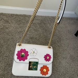 The size and the color make this bag look perfect with most outfits.